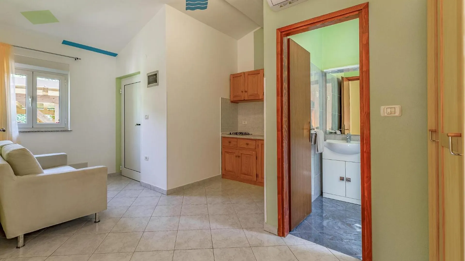 4 Bedroom Stunning Apartment In Liznjan