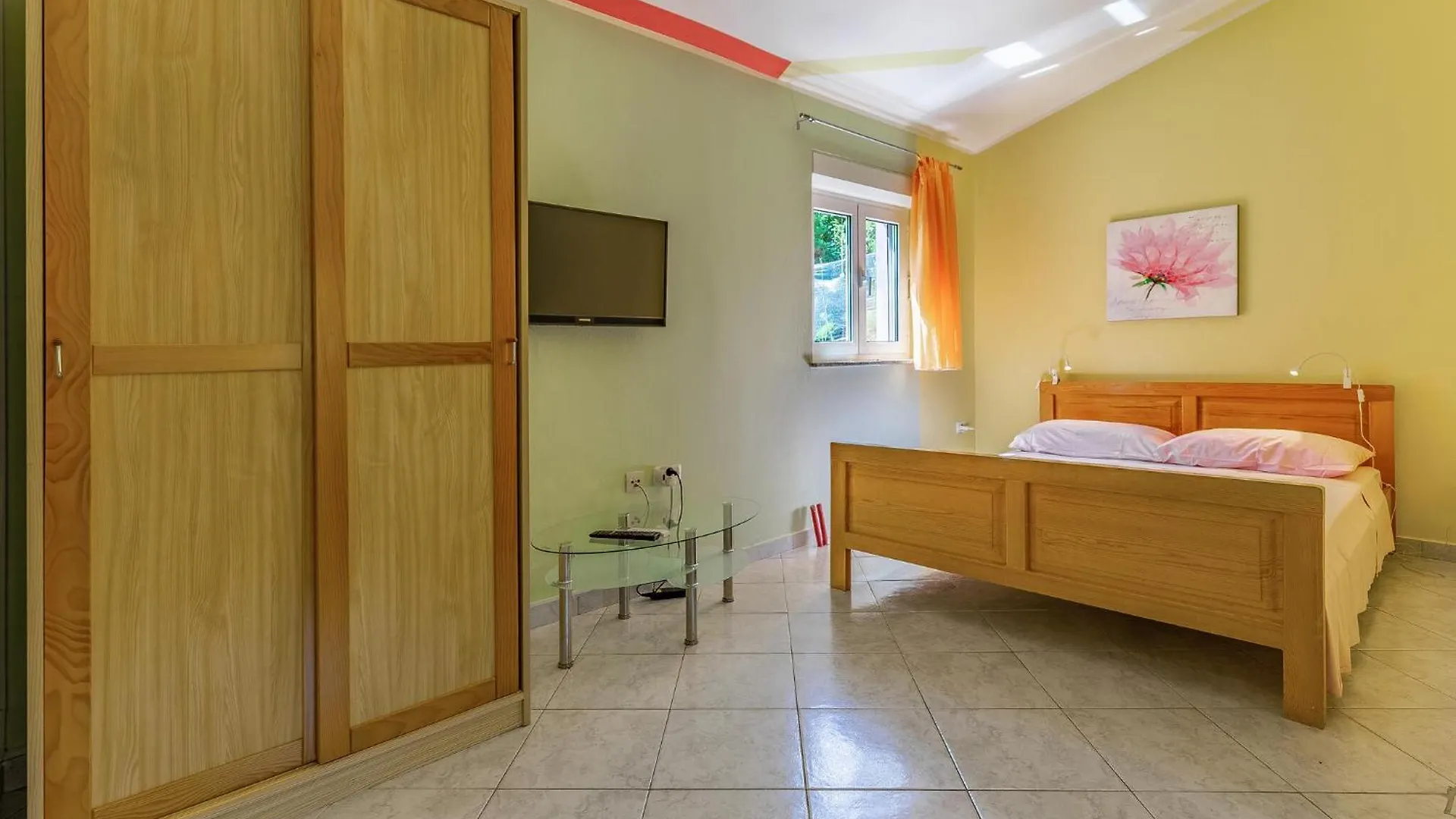 4 Bedroom Stunning Apartment In Liznjan Holiday home