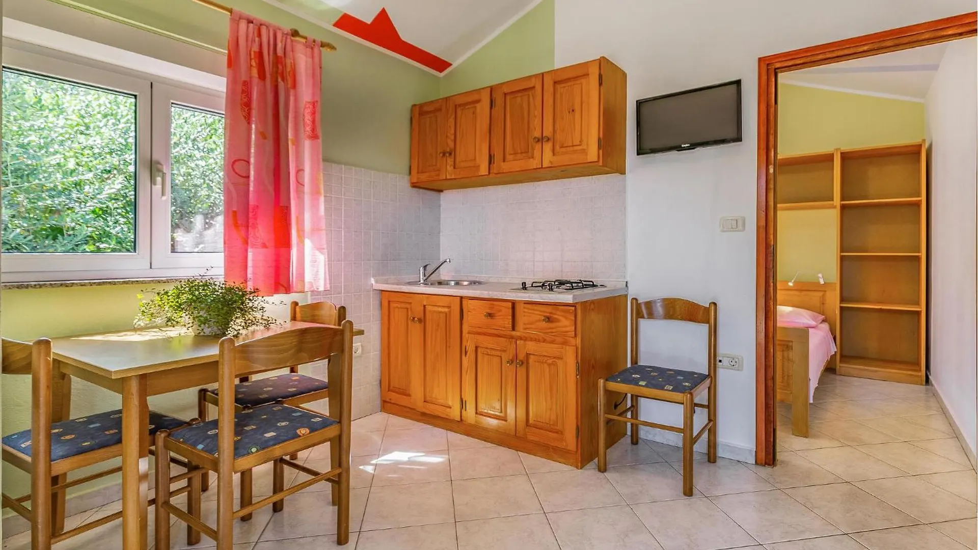 4 Bedroom Stunning Apartment In Liznjan
