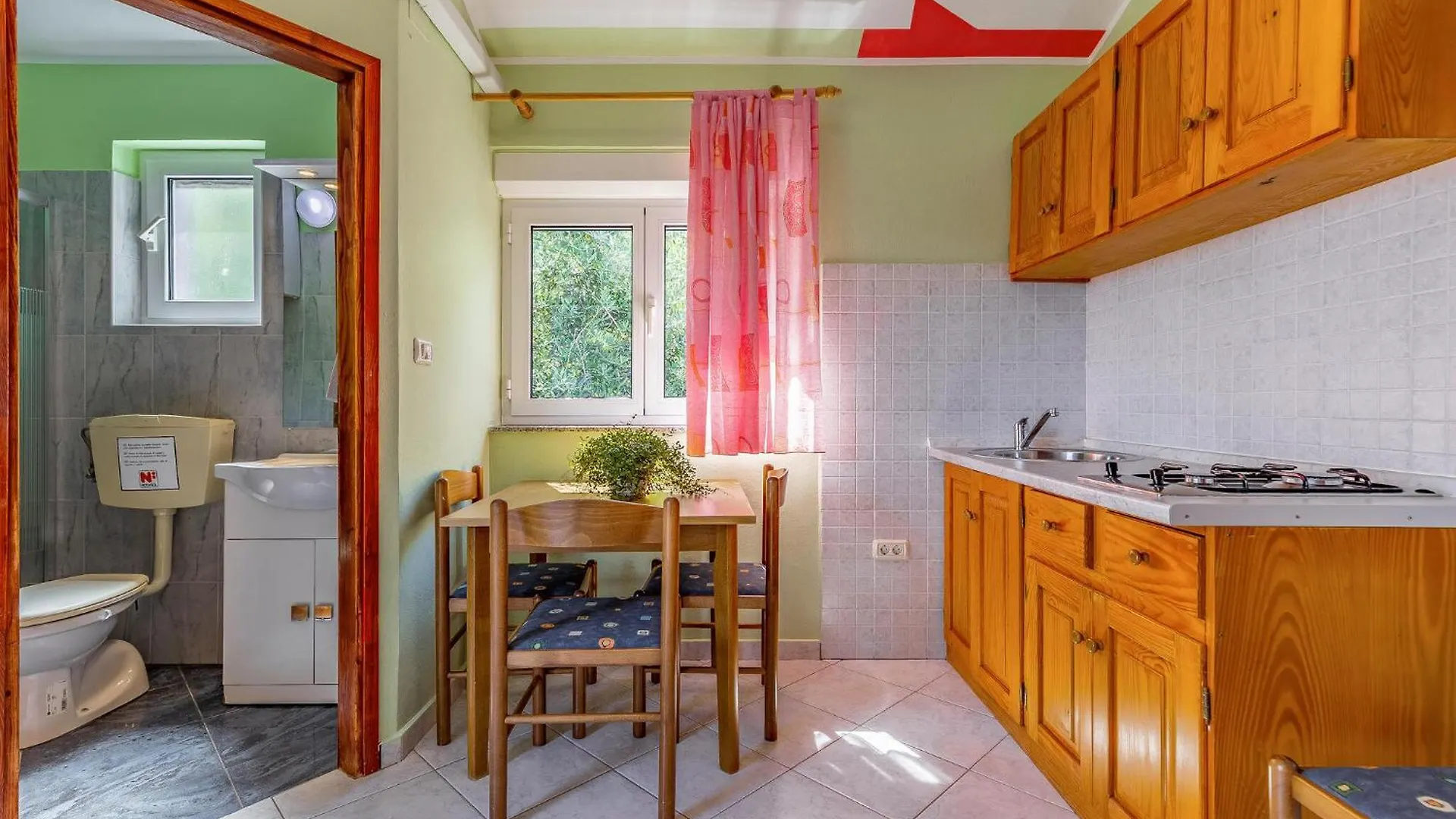 4 Bedroom Stunning Apartment In Liznjan Holiday home