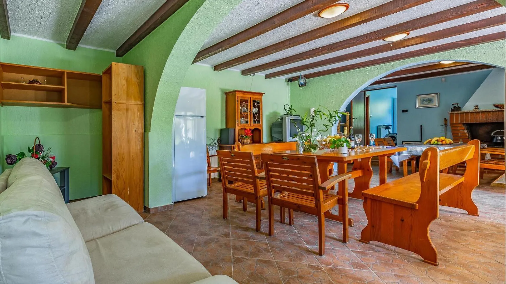 Holiday home 4 Bedroom Stunning Apartment In Liznjan